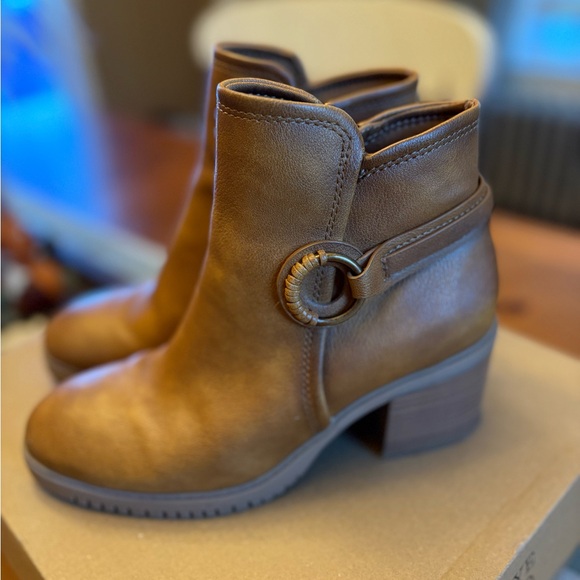 BareTraps Tan Ankle Boots - Picture 1 of 5